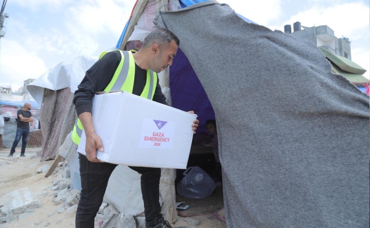 توزيع الطرود الغذائية للأسر النازحة المتضررة جراء استمرار العدوان على قطاع غزة