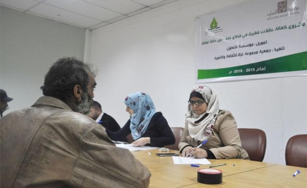 مشروع من عائلة لعائلة يقدم مساعدات مالية لمجموعة من الأسر