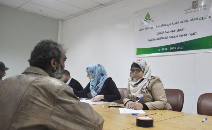 مشروع من عائلة لعائلة يقدم مساعدات مالية لمجموعة من الأسر