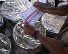 توزيع الوجبات الساخنة على النازحين والنازحات من مناطق الشمال