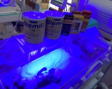 توزيع الحليب والبامبرز على الاطفال حديثي الولادة