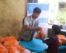 توزيع ربطات الخبز على النازحين/ات داخل مراكز الإيواء